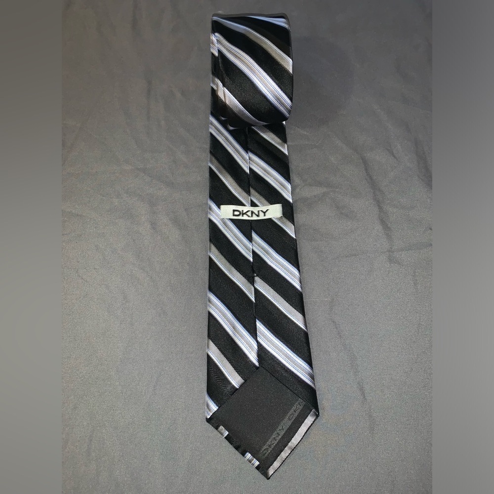 DKNY MENS NECK TIE. BLACK, BLUE, & GREY STRIPPED TIE. LIKE NEW. 100% SILK.